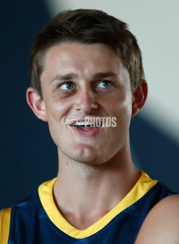 AFL 2018 Media - Adelaide Crows Team Photo Day - 572800