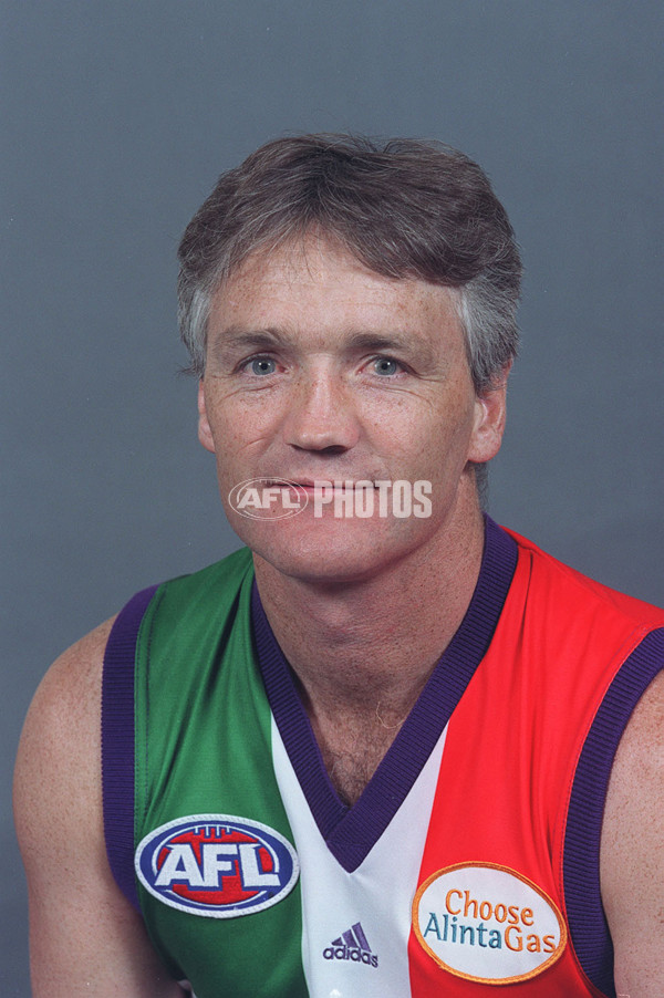 AFL 2000 Media - Fremantle Team Portraits - 163834