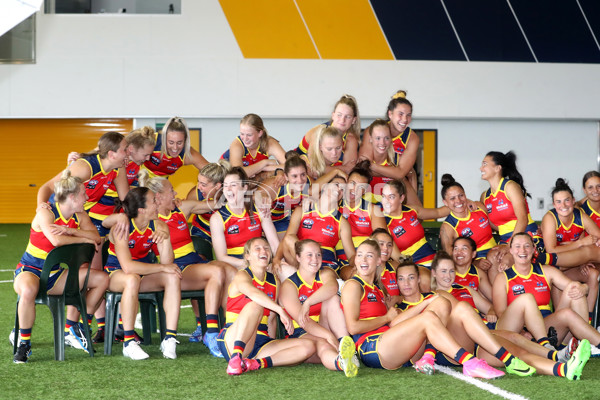 AFLW 2022 Media - Adelaide Crows Team Photo Day - 900409