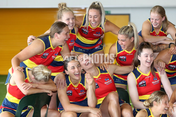 AFLW 2022 Media - Adelaide Crows Team Photo Day - 900410
