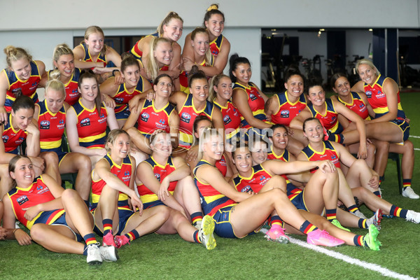 AFLW 2022 Media - Adelaide Crows Team Photo Day - 900412