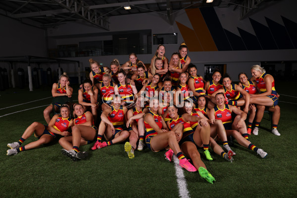 AFLW 2022 Media - Adelaide Crows Team Photo Day - 900417
