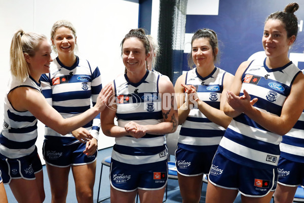 AFLW 2022 Media - Geelong Team Photo Day S7 - 984274